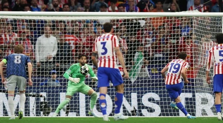 חוליאן אלברס בועט את הפנדל