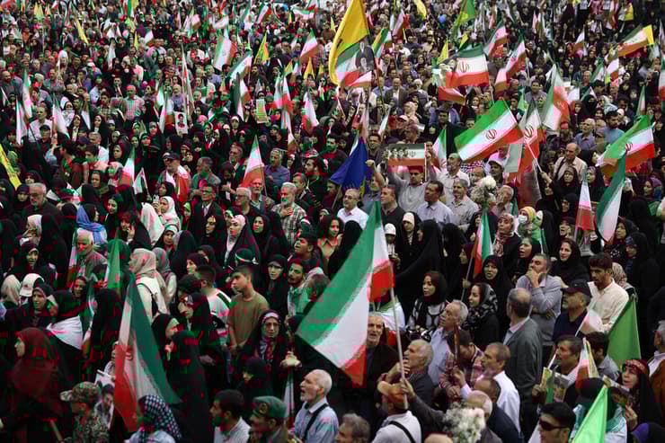 במסגרת ציון יום השנה להולדת האימאם רזא, תושבי איראן יצאו לרחובות להראות תמיכה במשטר ובמנהיג העליון מוג'תבא חמינאי