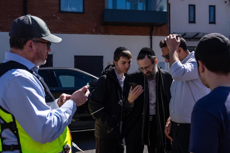 צילום: Carl Court/Getty Images זירת דקירה פיגוע לונדון בריטניה נגד הקהילה היהודית יהודים בשכונת גולדרס גרין