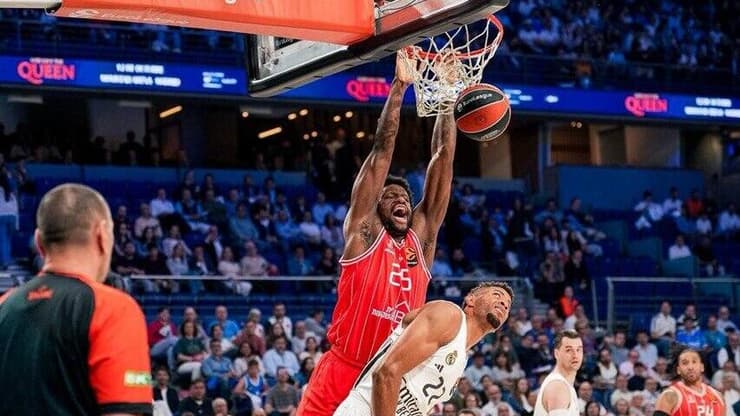 שחקן הפועל ת"א דן אוטורו מול שחקן ריאל מדריד אדי טבארס