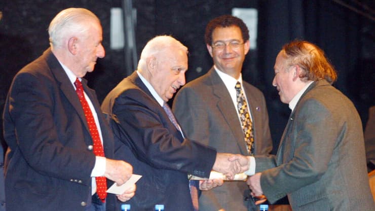 יאיר גרבוז בטקס חלוקת פרס אמת בהשתתפות ראש הממשלה דאז אריאל שרון 