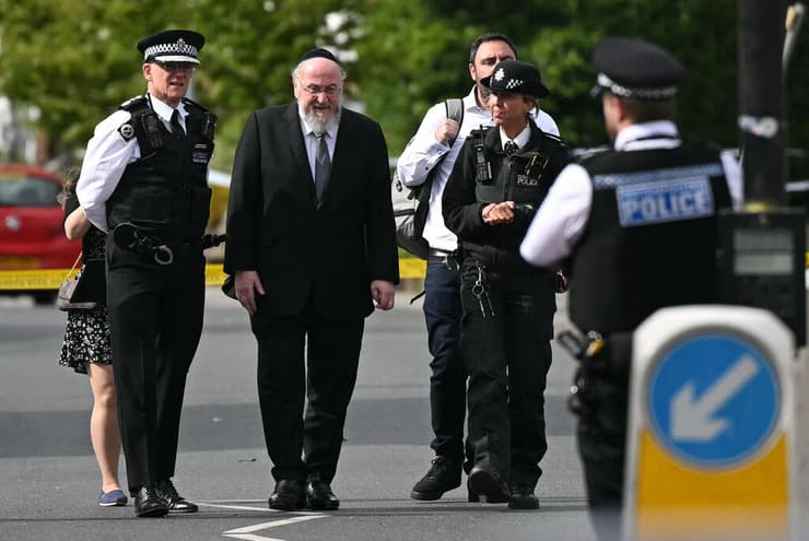 הרב הראשי של בריטניה אפרים מירוויס זירת דקירה פיגוע לונדון בריטניה נגד הקהילה היהודית יהודים בשכונת גולדרס גרין