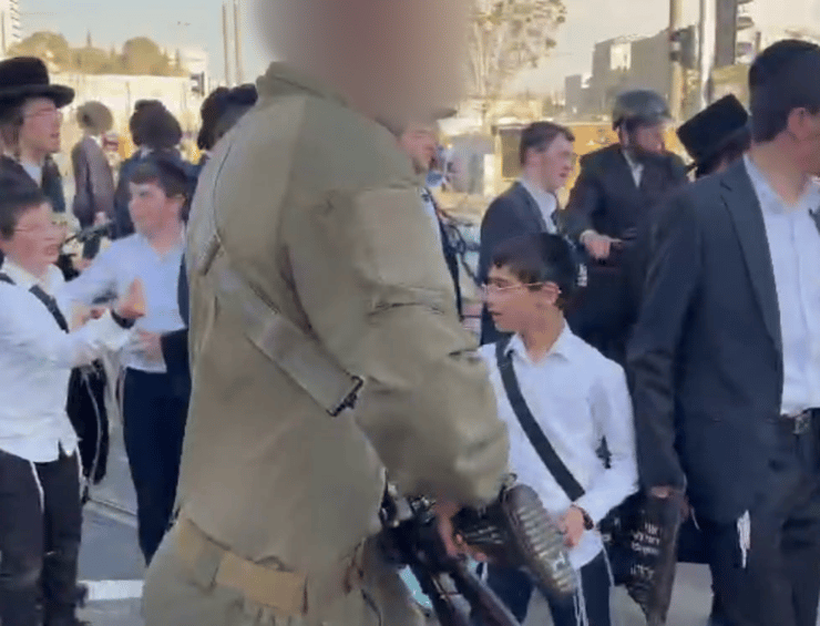 חרדים במחאה בכניסה לירושלים על מעצר עריקים מצה"ל