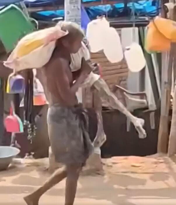 הודו סחב את השלד של אחותו ל בנק כדי להוכיח ש מתה