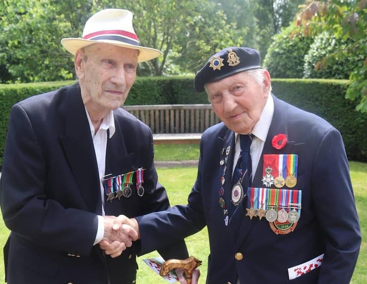 סטנלי פישר (משמאל) עם מרווין קארש בשנה שעברה