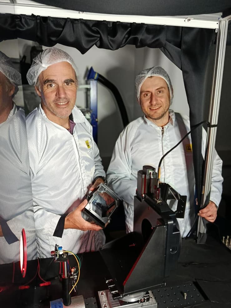 ודים חולודובסקי ופרופ' יואב שכנר בחדר הנקי במכון אשר לחקר החלל עם המערכת שבנו כדי לבדוק ולכייל את מצלמת CloudCT