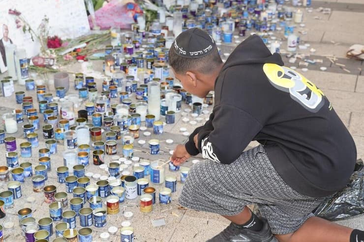 קולות הנוער מחוץ לפיצרייה בה עבד ימנו ז"ל