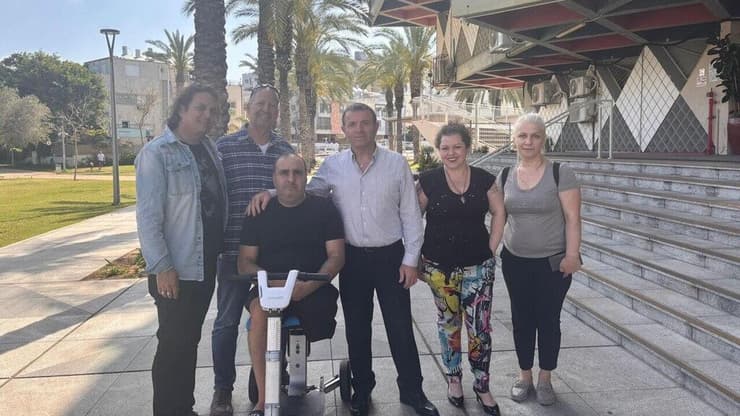 אלכסנדר בקורשווילי קיבל במתנה קלנועית חדשה מאבי לב ארי