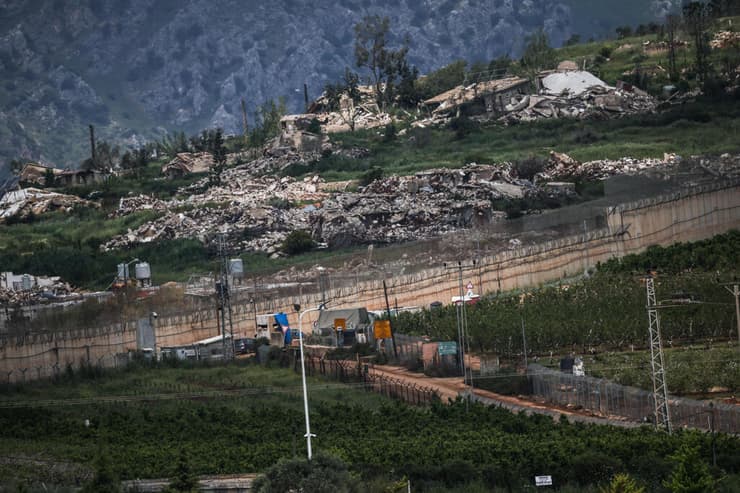 גבול הצפון, משם נראים הריסות כפר כילא בדרום לבנון (צילום: REUTERS/Shir Torem) כפר כילא