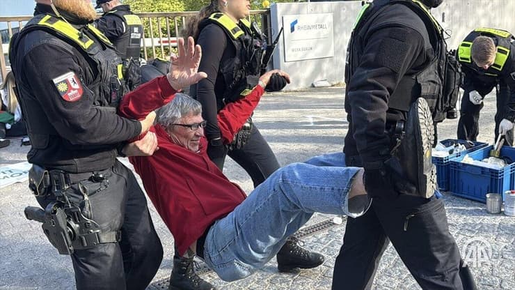 פעילים פרו פלסטינים חסמו מפעל נשק בברלין במחאה על אספקת אמצעי לחימה לישראל