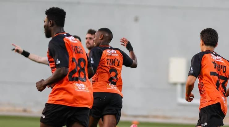 שחקני כפר שלם חוגגים