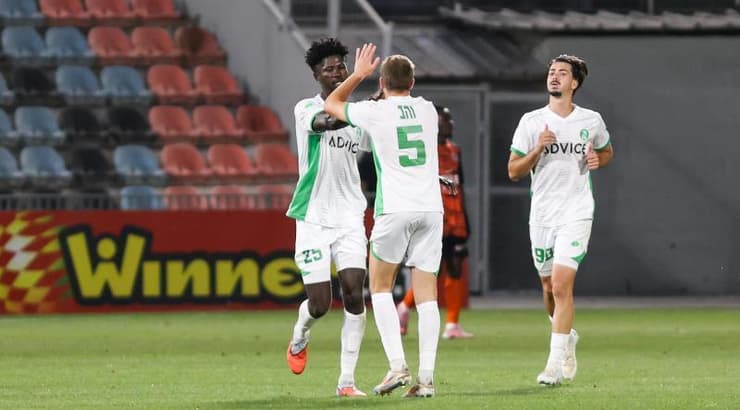 שחקני כפר סבא שמחים לאחר השער המצמק