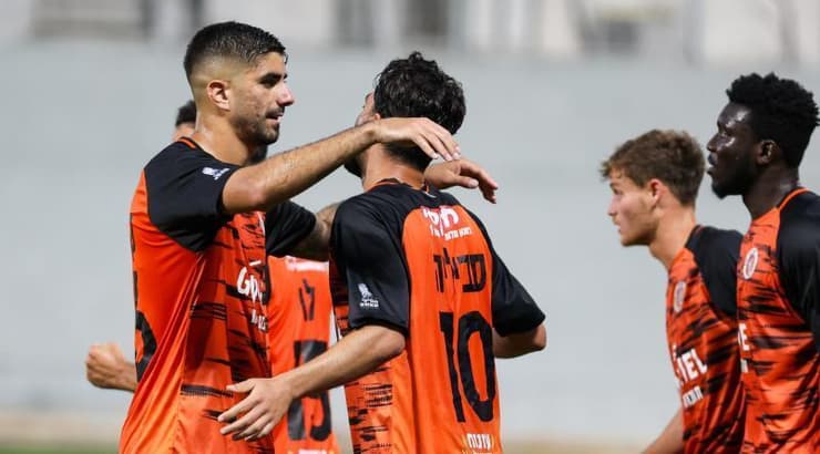 שחקני כפר שלם חוגגים