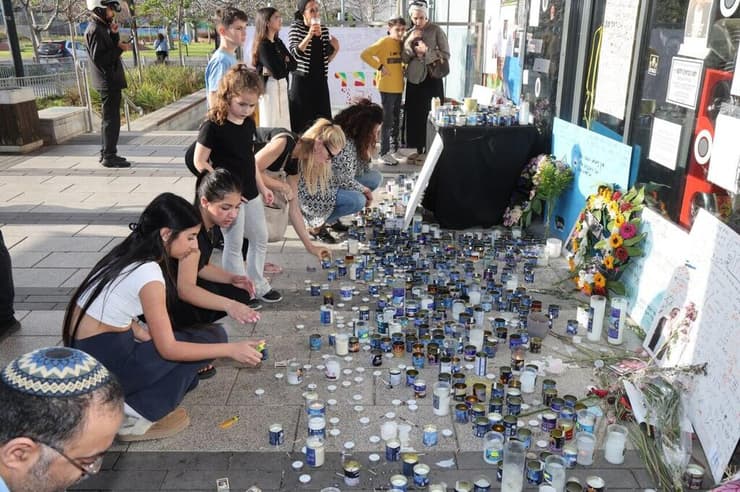 קולות הנוער מחוץ לפיצרייה בה עבד ימנו ז"ל