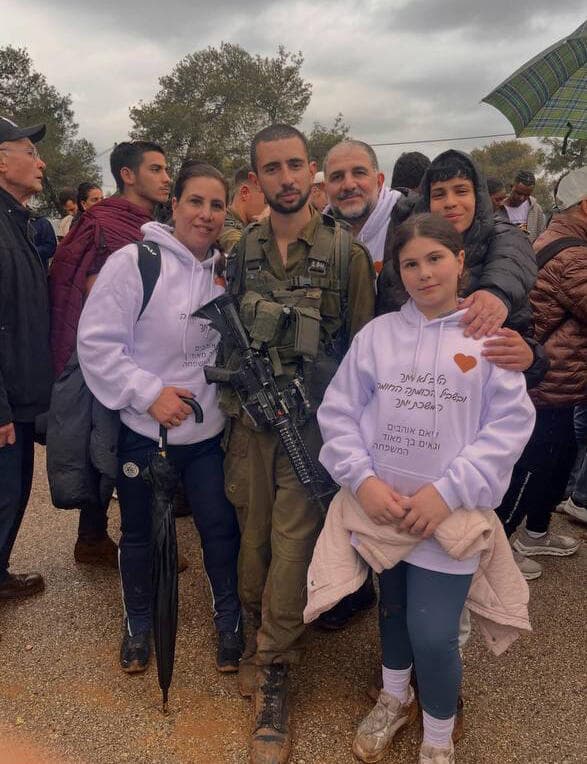 סמל ליאם בן חמו ז"ל עם גלית ומשה (אמא ואבא) קורן ודניאלה האח והאחות