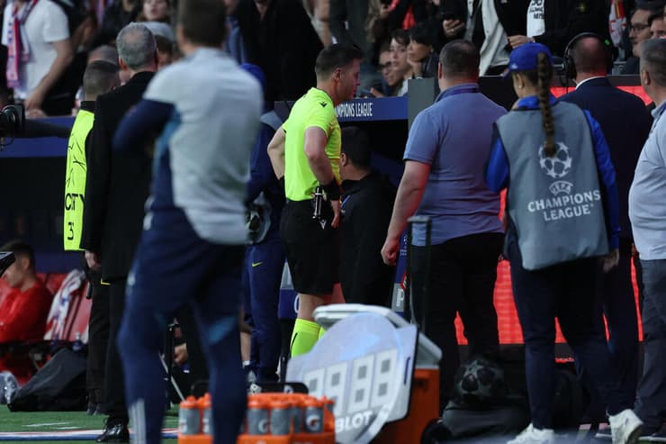 דני מאקלי שופט המשחק בין אתלטיקו מדריד לארסנל