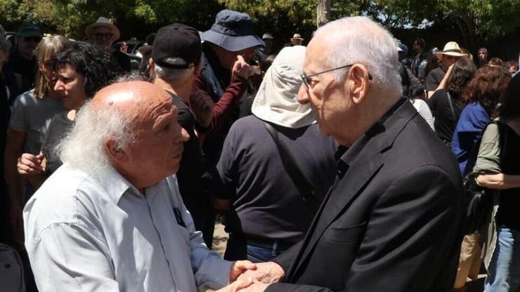 רובי ריבלין ואחיו אלון גרבוז. מתוך לווייתו של יאיר גרבוז