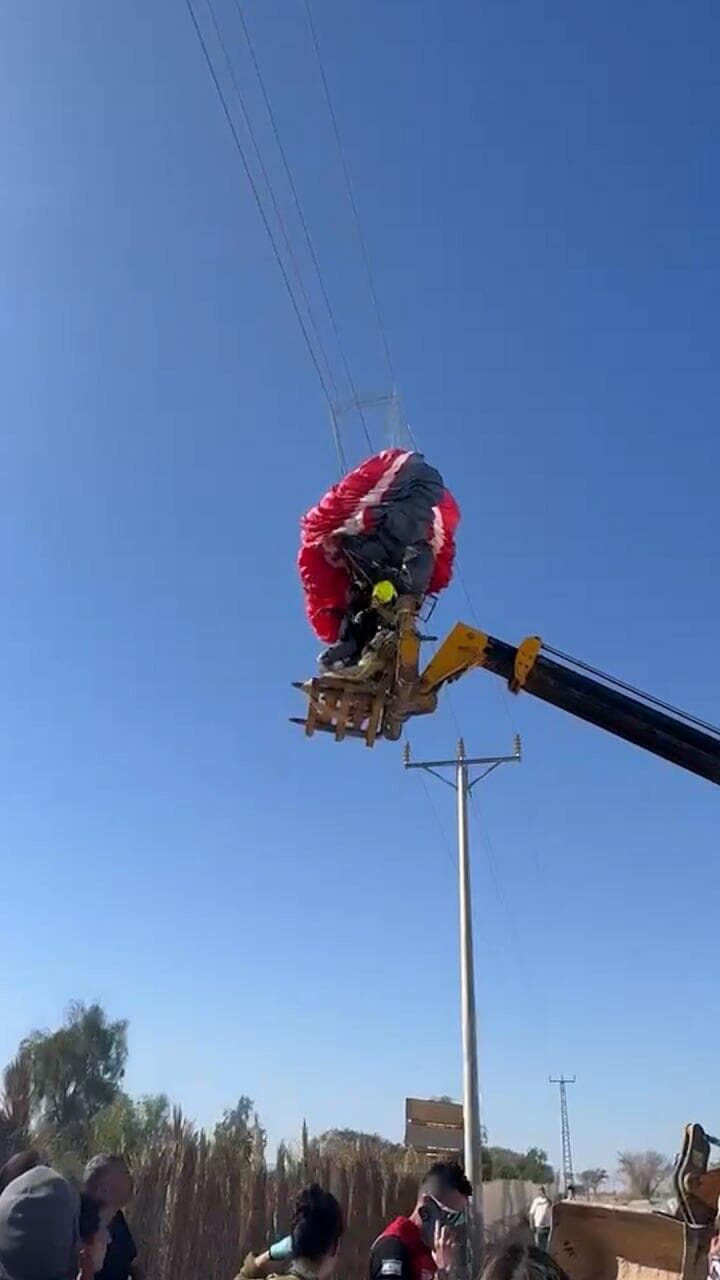 גבר צנח בערבה ונתקע בחוטי חשמל
