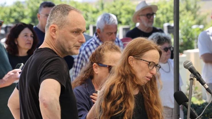 הנכדה נעמה סופדת. מתוך לווייתו של יאיר גרבוז