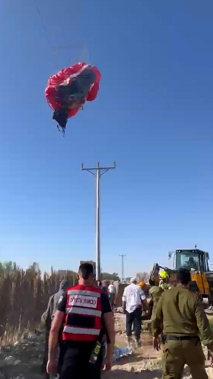 גבר צנח בערבה ונתקע בחוטי חשמל