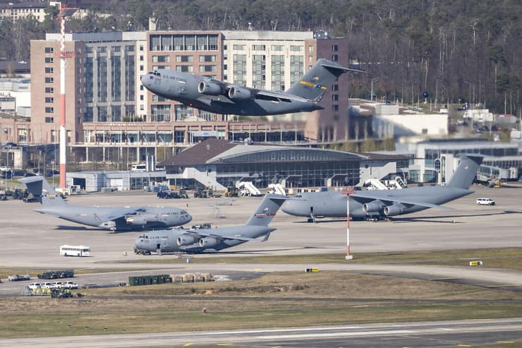 מטוס תובלה של צבא ארה"ב  C-17A globemaster III  ממריא מ בסיס רמשטיין ב גרמניה ב-2 באפריל בצל המלחמה עם איראן