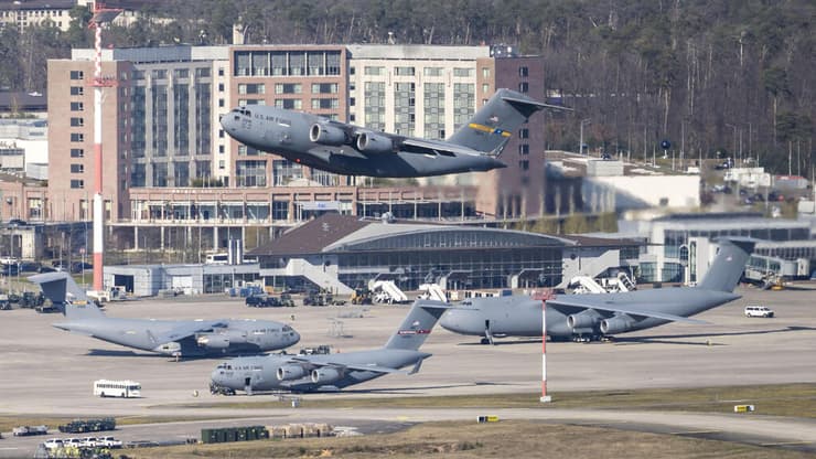 מטוס תובלה של צבא ארה"ב  C-17A globemaster III  ממריא מ בסיס רמשטיין ב גרמניה ב-2 באפריל בצל המלחמה עם איראן