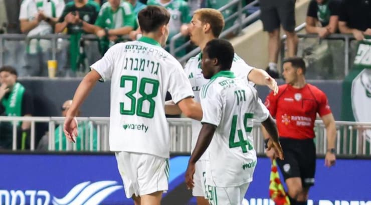 שחקני מכבי חיפה חוגגים