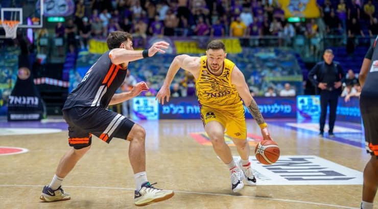 נתנאל ארצי חודר לצבע