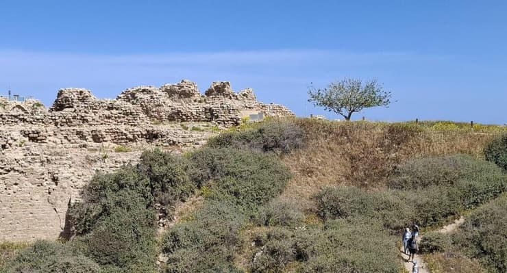 מטיילים בגן לאומי אפולוניה