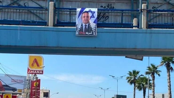 תמונה של נשיא לבנון על רקע דגל ישראל נתלתה על גשר הולכי רגל