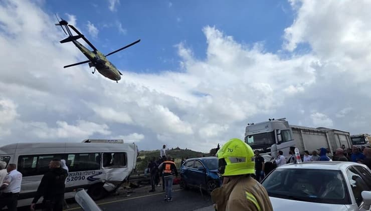 תאונת דרכים בין משאית, מיניבוס ומספר כלי רכב בכביש 77 סמוך למחלף זרזיר