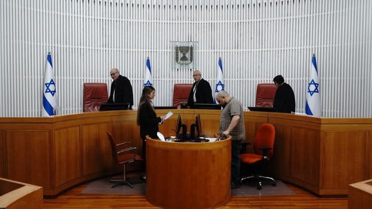 דיון בעתירה נגד שר המשפטים יריב לוין