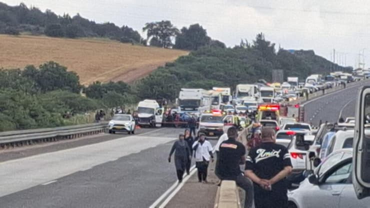 תאונת דרכים בין משאית, מיניבוס ומספר כלי רכב בכביש 77 סמוך למחלף זרזיר