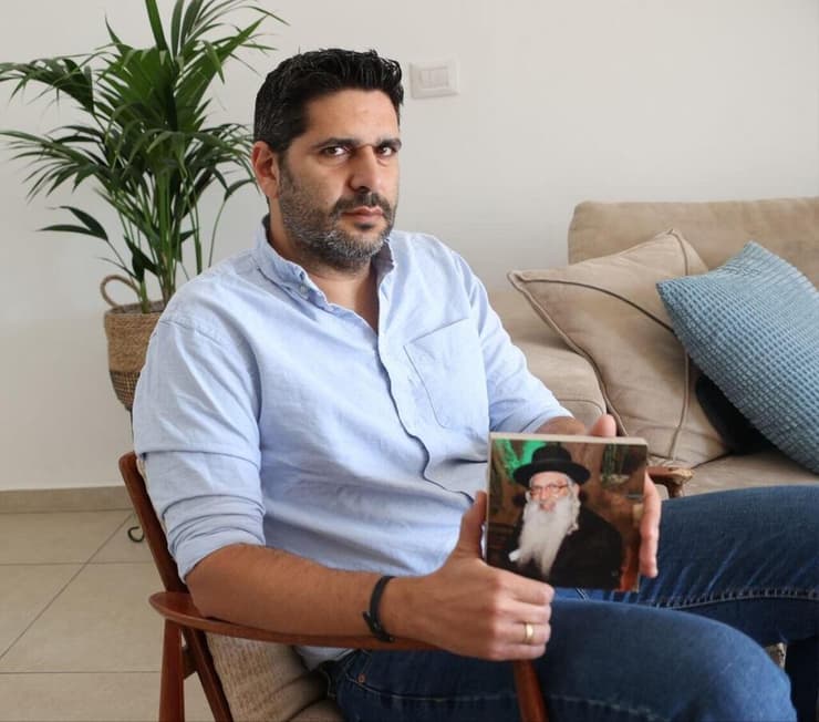 "צריך תשובות אמיתיות". שי צרפתי עם תמונת אביו משה צרפתי ז"ל