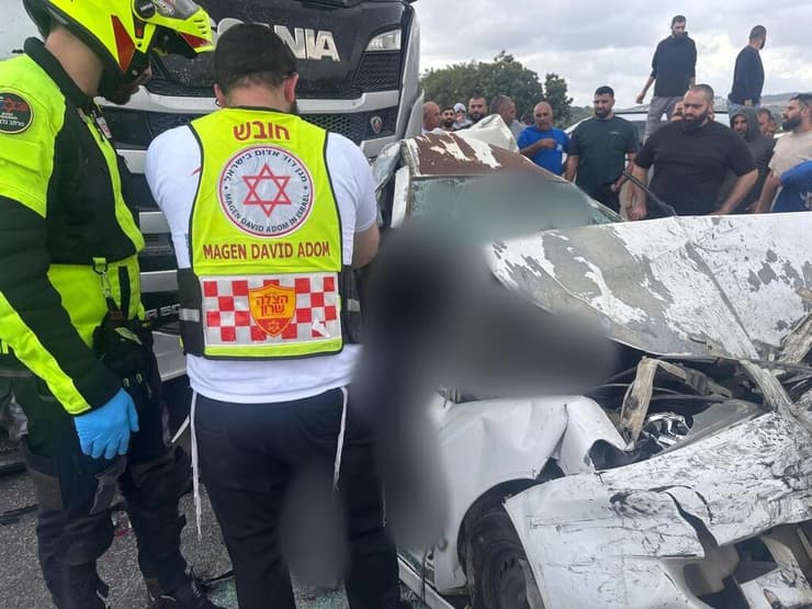 תאונת דרכים בין משאית, מיניבוס ומספר כלי רכב בכביש 77 סמוך למחלף זרזיר