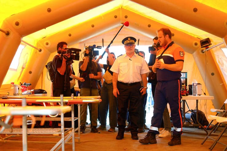 צרפת מסיבה ליד בורז' בין פצצות סכנה