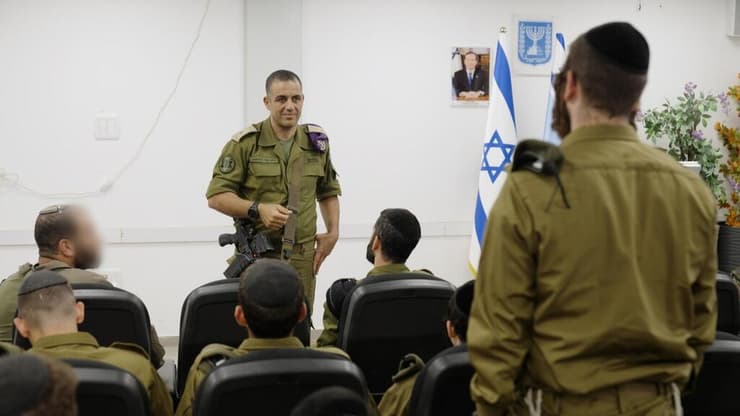 ראש אגף כוח האדם, אלוף דדו בר-כליפא בלשכת הגיוס בתל השומר, שם פגש את המתגייסים החדשים למסלולים החרדים