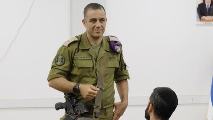 ראש אגף כוח האדם, אלוף דדו בר-כליפא בלשכת הגיוס בתל השומר, שם פגש את המתגייסים החדשים למסלולים החרדים