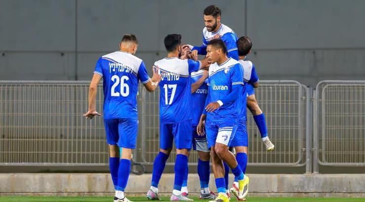 שחקני עירוני קריית שמונה מניפים את עידו וייר באוויר