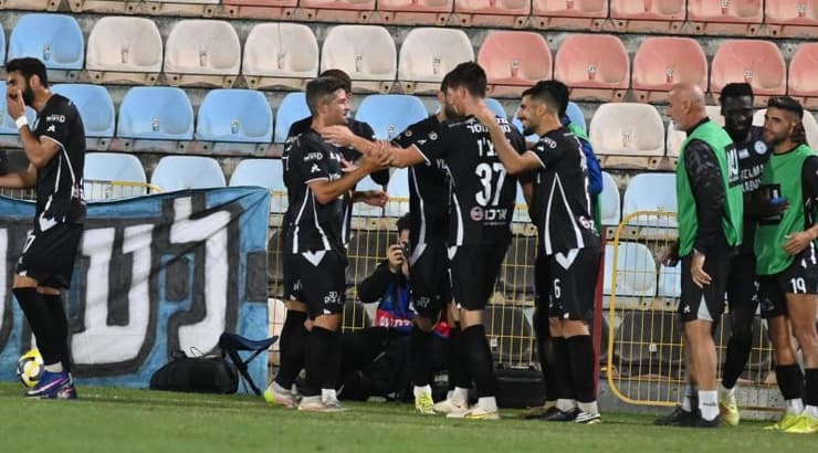 שחקני טבריה חוגגים עם אונדריי באצ'ו (ראובן שוורץ) שחקני טבריה חוגגים עם אונדריי באצ'ו