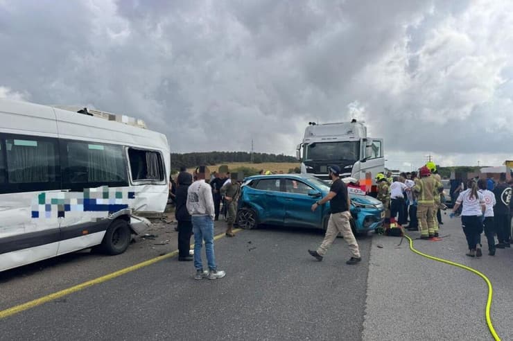 תאונת דרכים בין משאית, מיניבוס ומספר כלי רכב בכביש 77 סמוך למחלף זרזיר