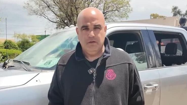 יריב בן עמי, מייסד תנועת "עד כאן" ליד רכבו של זוהר כהן, מנכ"ל תנועת "עד כאן" שרכבו נורה ב 24 קליעים 
