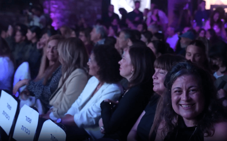 עו”ס ענבל חרמוני, יו”ר איגוד העובדות והעובדים הסוציאליים לצד העובדות הסוציאליות באירוע הגאלה "אחריה" 2026