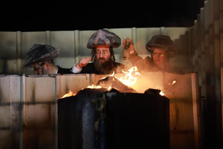 שופכים שמן למדורה