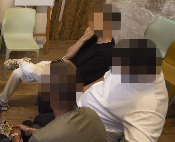 אסירים צעירים משוחררים מטופלים