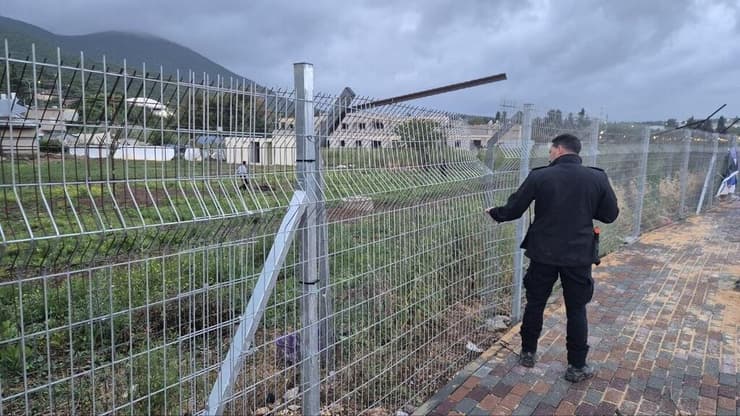 שוטרים עומדים בפרצות בגדר למנוע מילדים שמנסים להכנס להר מירון