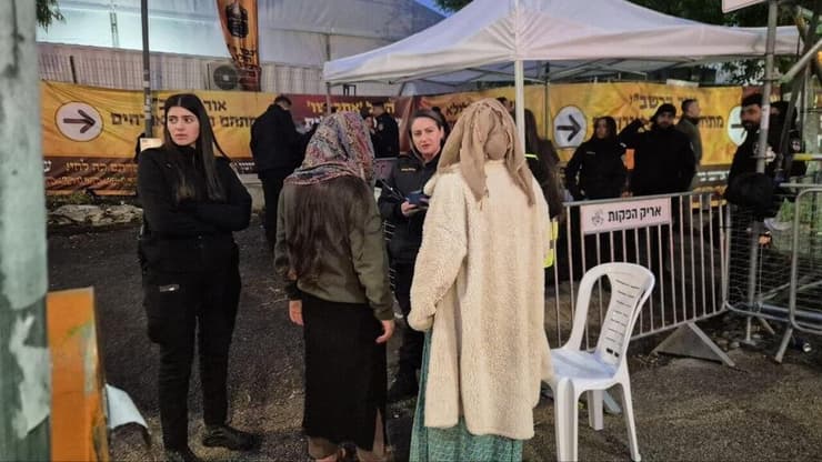 בעלות האישור נכנסות להילולה במירון