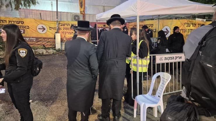 בעלי האישור נכנסים להילולה במירון