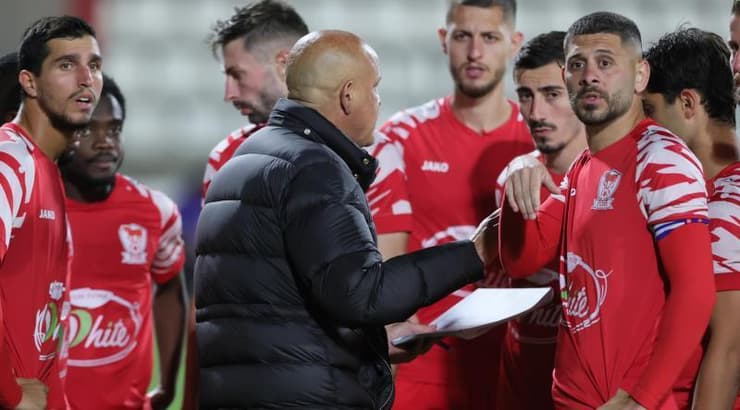 יוסי אבוקסיס מתדרך את שחקני בני סכנין בזמן הפסקת החשמל