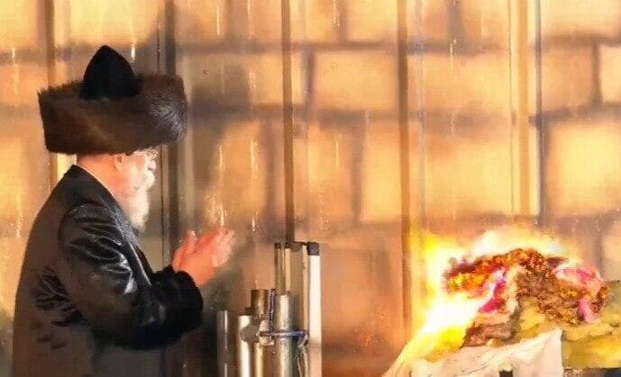 האדמו"ר מבויאן מדליק את האש